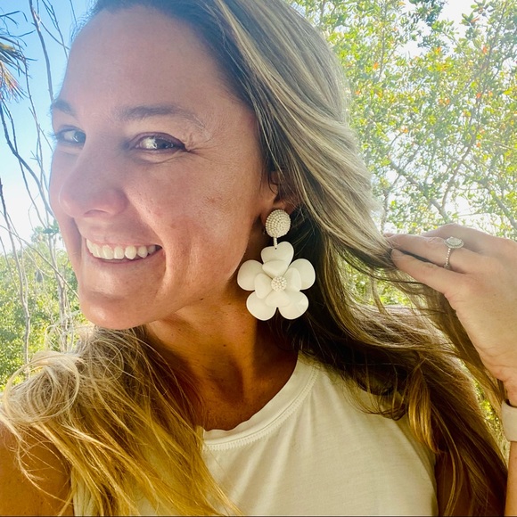 Sachin & Babi White Plastic Flower Earrings EUC - Picture 9 of 11